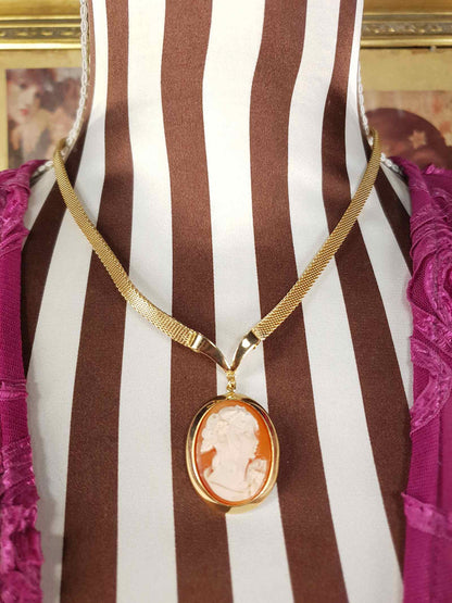 Vintage 1980s Porcelain Cameo Pendant Necklace Gold-Tone