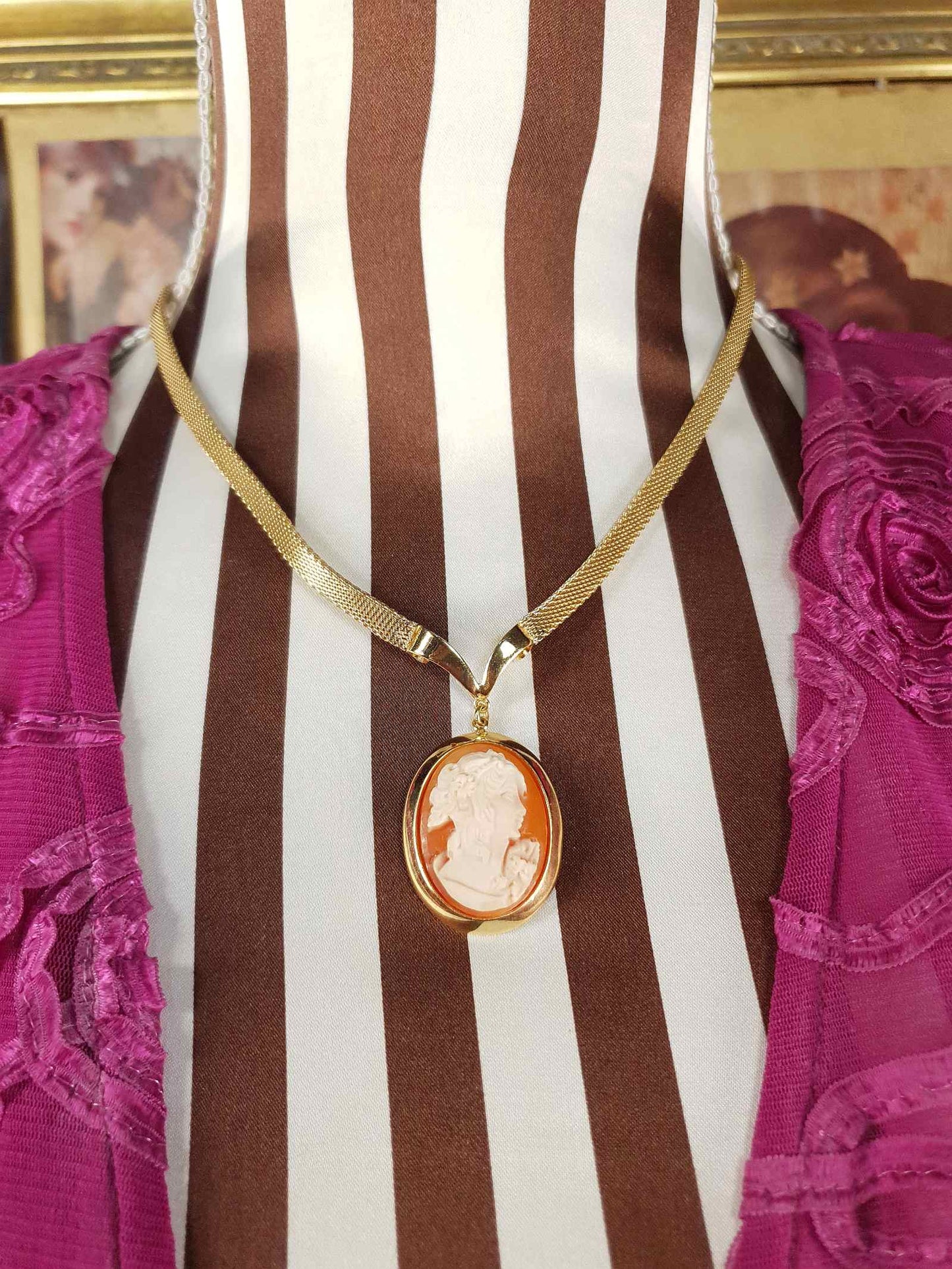 Vintage 1980s Porcelain Cameo Pendant Necklace Gold-Tone