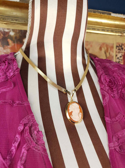 Vintage 1980s Porcelain Cameo Pendant Necklace Gold-Tone
