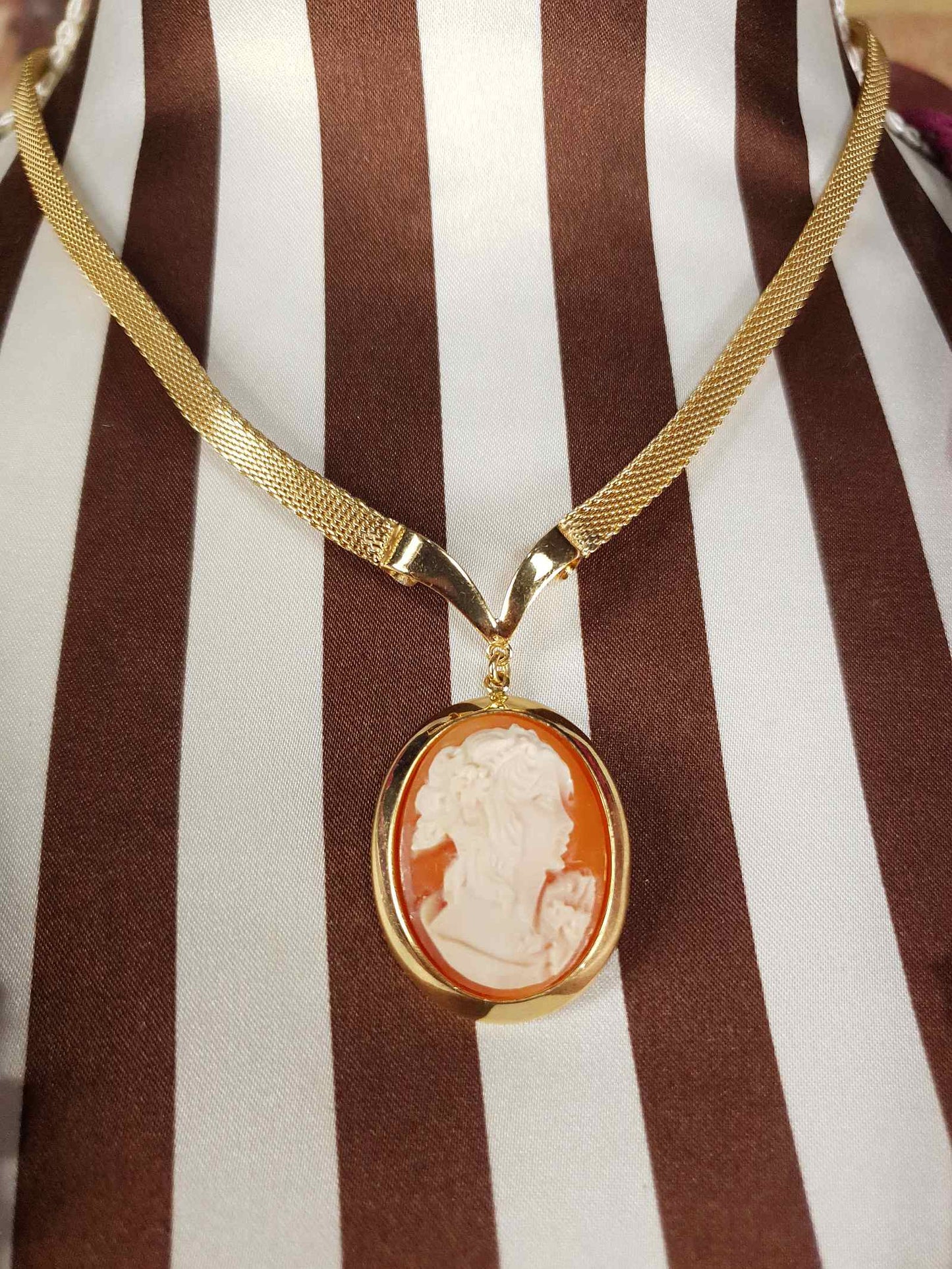 Vintage 1980s Porcelain Cameo Pendant Necklace Gold-Tone