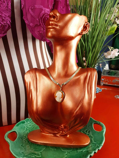 Vintage 1980s Porcelain Cameo Pendant Necklace Gold-Tone