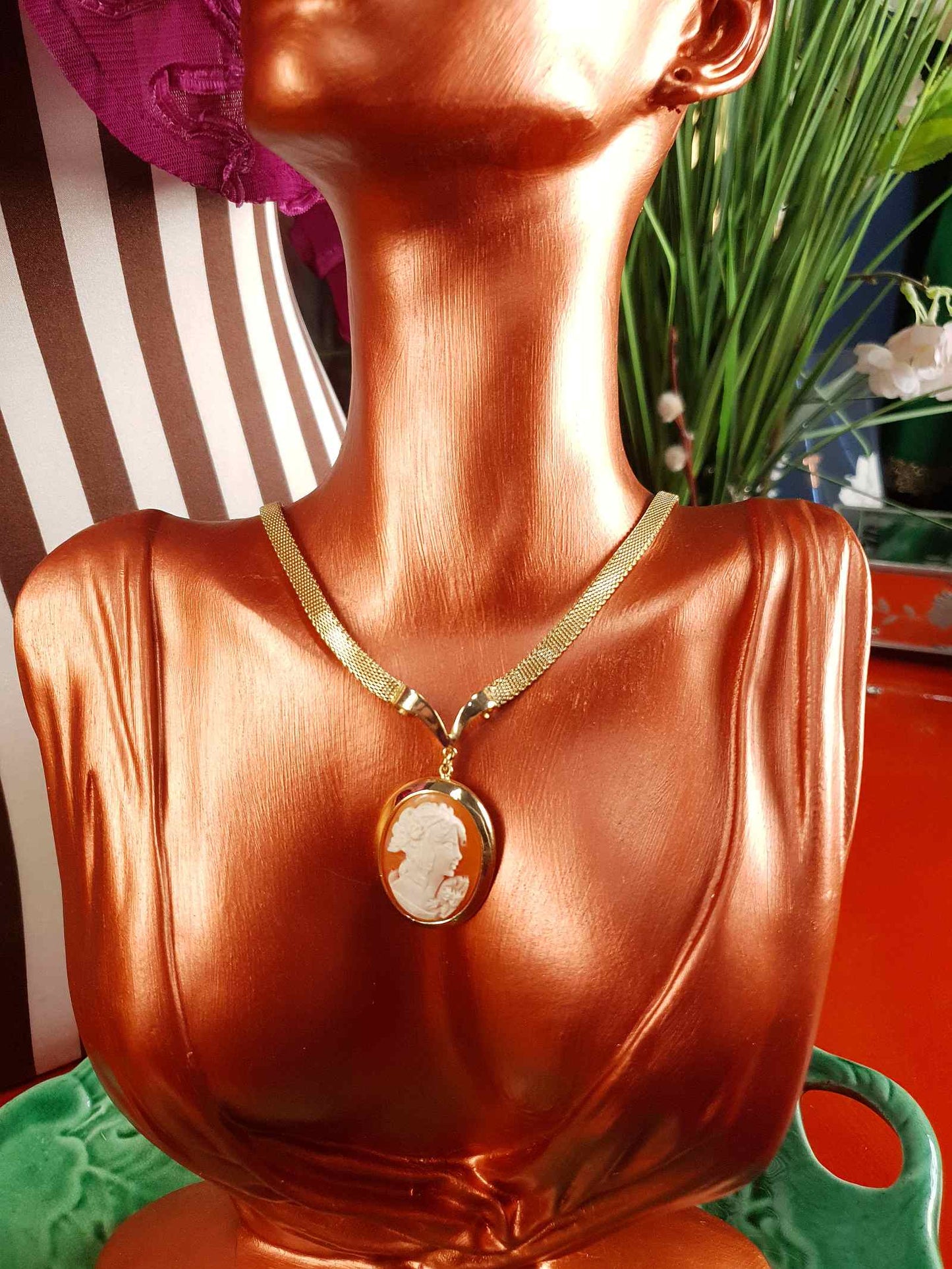 Vintage 1980s Porcelain Cameo Pendant Necklace Gold-Tone