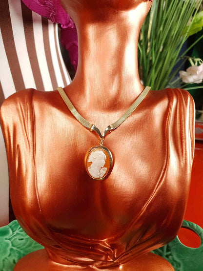Vintage 1980s Porcelain Cameo Pendant Necklace Gold-Tone