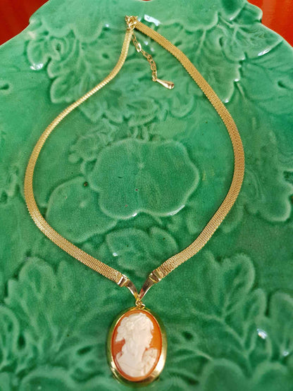 Vintage 1980s Porcelain Cameo Pendant Necklace Gold-Tone