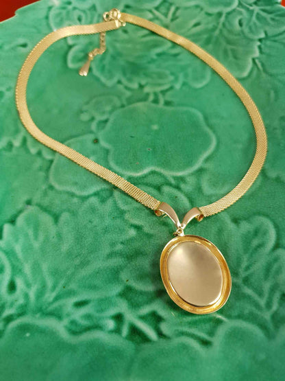 Vintage 1980s Porcelain Cameo Pendant Necklace Gold-Tone